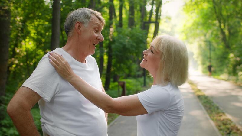 Una pareja de unos 60 años al aire libre